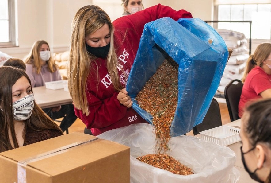 Student volunteers make meals for international emergencies