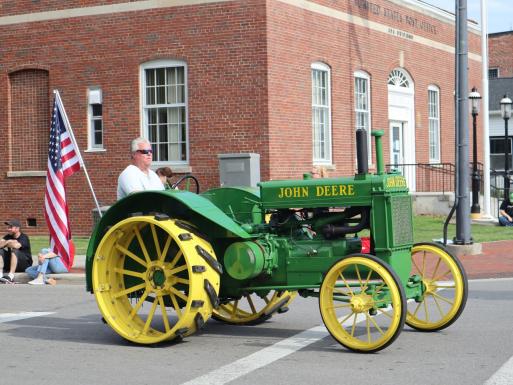 Vintage tractor / PHOTO Ada Icon
